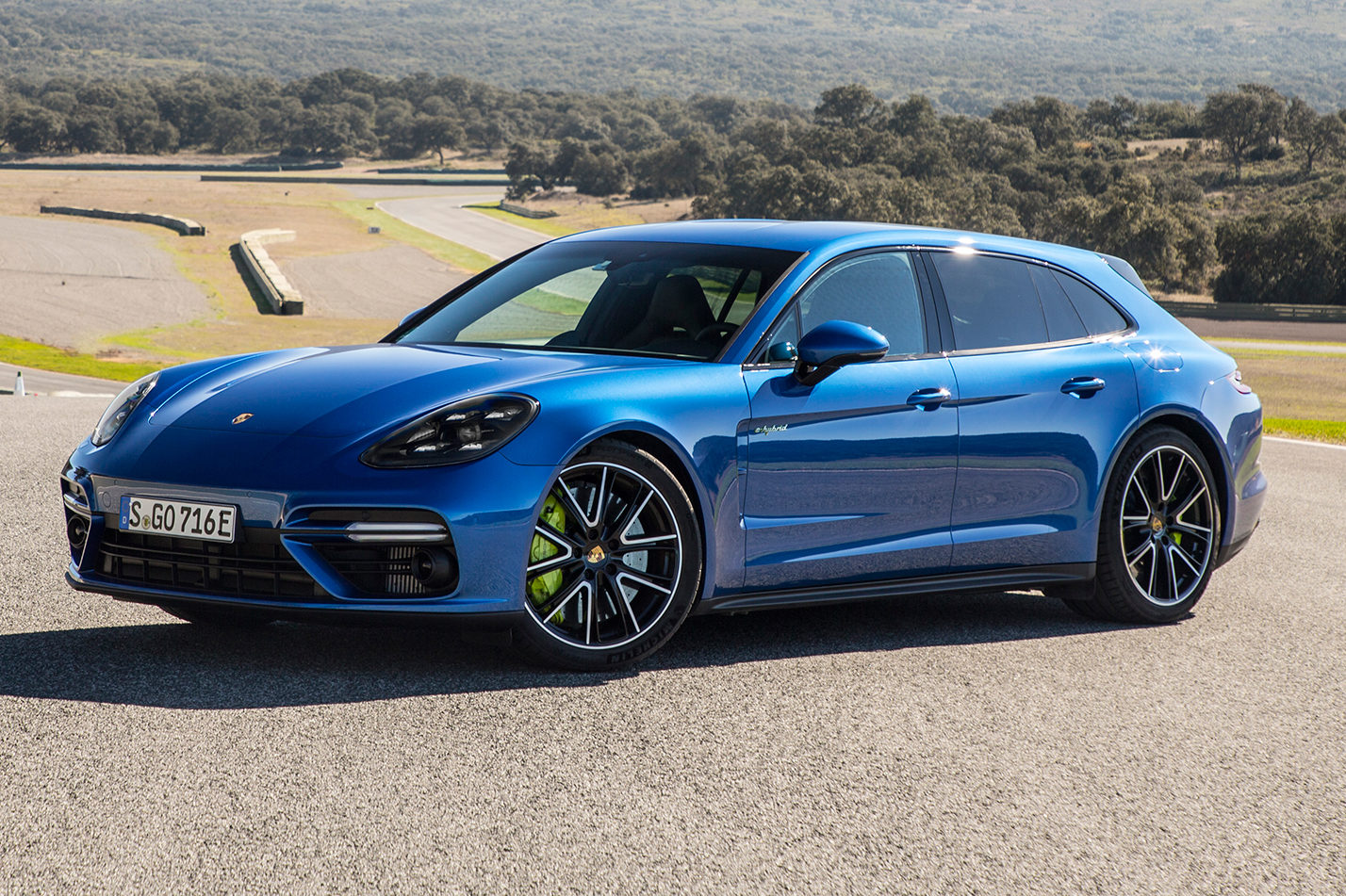 2018-Porsche-Panamera-Turbo-S-E-Hybrid-Sport-Turismo-front-side-02-e1512580703256